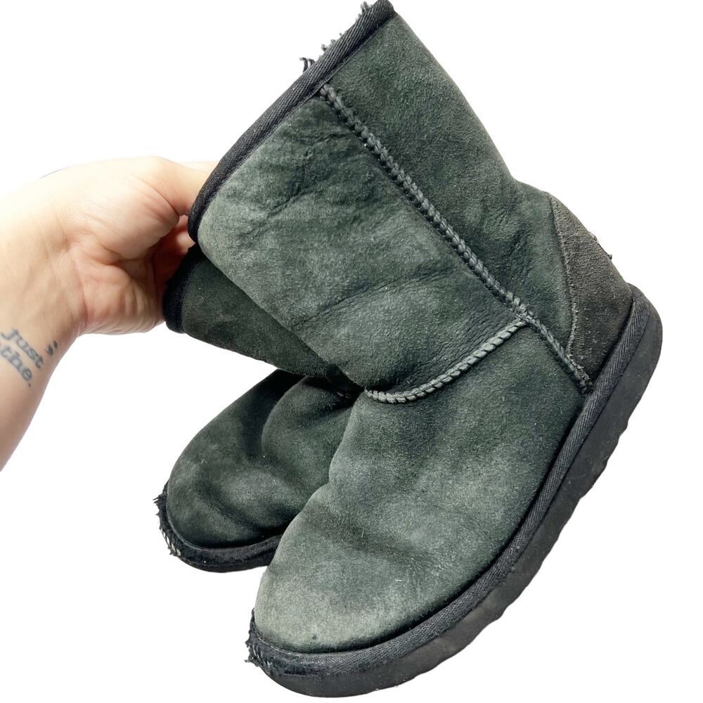 UGG Australia Black Short Ankle Boots Genuine Sheepskin Lining Size 5.5
